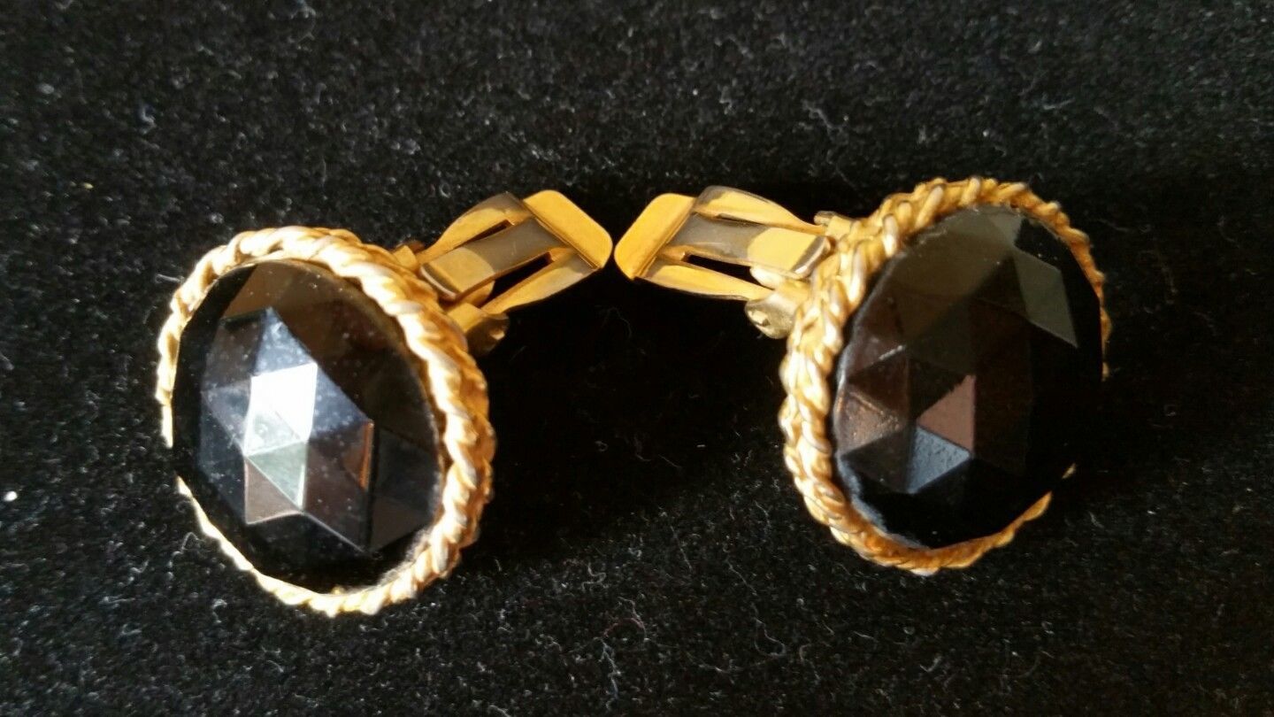 Unbranded Vintage Mid Century Gold Tone Faux Black Onyx Button Clip On Earrings Item image 7