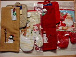 Brand New Christmas 2 Kitchen Towels 4 Potholders 2 Oven Mitts - $15.00