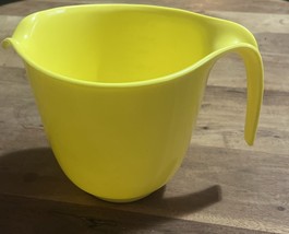 Vintage Rubbermaid Grip &amp; Mix Batter Bowl w/Handle Yellow 6 Cup 1.5 Quar... - $280.22 MXN