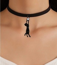 Hanging black cat choker - $263.60 MXN