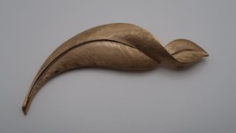 Vintage Trifari Textured Feather Quill Leaf Brooch Pin 8.7cm - £23.73 GBP