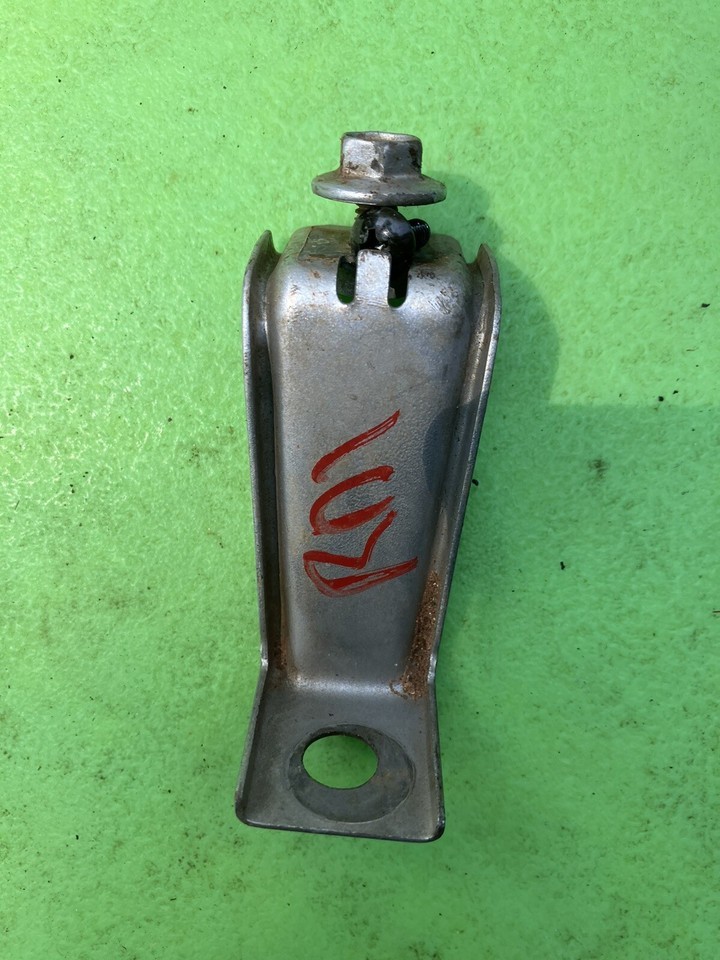 97-01 Honda CRV CR-V Fender Bracket Lower Silver - $15.83