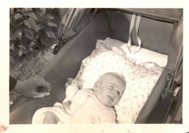 ANTIQUE PHOTO 1930&#39;s B &amp; W 2 3/4&quot; x 2 1/2&quot; SMILING NEWBORN BABY IN CARRIAGE - €0,86 EUR
