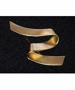 MONET Z Ribbon Gold Tone  Brooch Pin EUC - $165.90 MXN