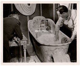 *THE MERRY WIDOW (1952) Lana Turner In Bathtub as Prop Man Froths Bubbles 8x10 - £39.96 GBP