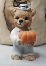 Homco Porcelain Figure Thanksgiving Pilgrim Bear Holding Pumpkin 5312 - £4.55 GBP