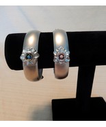 Beautiful pair of vintage silver tone bangle bracelets with beaded rose ... - $16.34 CAD