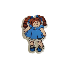 VINTAGE 1983 CABBAGE PATCH KIDS GIRL DOLL BROWN HAIR BLUE DRESS PLASTIC PIN - $683.80 MXN
