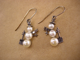 Sterling snowman pearl earrings - signed jewelry - holiday dangle earrings - Chr - £51.51 GBP