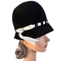 1960s Vintage Bucket Hat  Genevieve Black &amp; White Mod Wool Felt Sz M 21&quot; - $52.57
