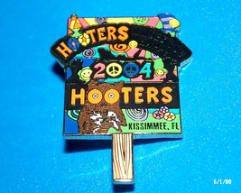 Hooters Restaurant Collectible Makes You Happy Kissimmee Fl Florida Lapel Pin - £14.15 GBP