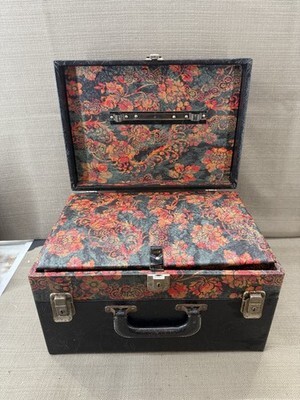 Vintage Sewing Box w/ Brass Accents Includes 1 Tray Stuffed w/notions Item image 8