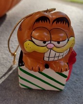 Vintage Enesco Garfield Christmas Present Ornament - £9.41 GBP
