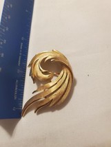 Vintage Trifari Brushed Gold Tone Feathered Brooch Signed - £18.08 GBP
