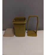Vintage Tupperware Avocado Green 3 Piece Pickle Keeper w/ Strainer &amp; Lid... - $235.31 MXN
