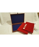 Caja Estuche para Monedas Con 2 Bandejas Color Caoba Interior Azul - $66.93