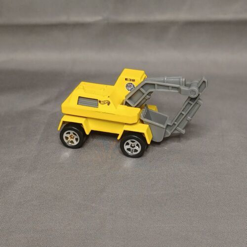 Hot Wheels DIGGER E32 COHW Road Repair 1997 Toy Vehicle - $11.29