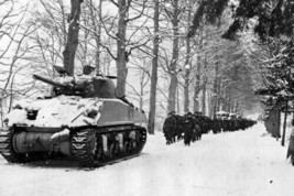 WWII Photo US Troops &amp; M4 Sherman Battle of the Bulge World War Two WW2 8.5x11 - £10.08 GBP