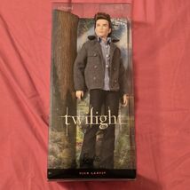The Twilight Saga Edward Cullen Barbie Doll – 2009 Mattel Pink Label NIB - $2,021.35 MXN