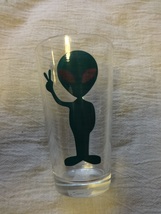 Alien Being With Peace Sign Glass Tumbler Unbranded Area 51 - £5.25 GBP