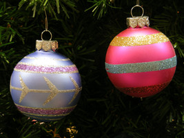 Lot Of 4 Frosted Purple &amp; Pink Glittered Glass Balls Christmas Ornaments - £7.86 GBP