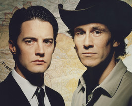 Michael Ontkean and Kyle MacLachlan in Twin Peaks in front of map 16x20 ... - £54.81 GBP