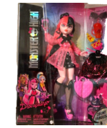 New Monster High Draculaura Doll with Pink &amp; Black Hair Pet and Acc. 2022 - $641.70 MXN