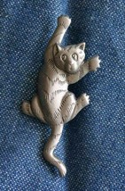 JJ Charming Climbing Cat Silver-tone Cat Vintage Pin 1 3/4&quot; - £10.23 GBP
