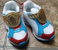 Toddler Girls Wonder Woman Shoes Size 5 or 6 Light Up Heels - $190.36 MXN
