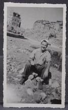 Vintage Seconda Guerra Mondiale Nero e Bianco Foto 1940&#39;s Soldier IN Macerie Di - £34.70 GBP