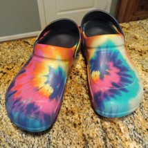 Crocs Mens 10 Women&#39;s 12 Unisex Rainbow Tye Dye Shoes Clogs - £35.30 GBP