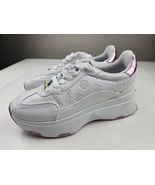 Guess womens shoe, sneaker size 8.5 M - $544.82 MXN