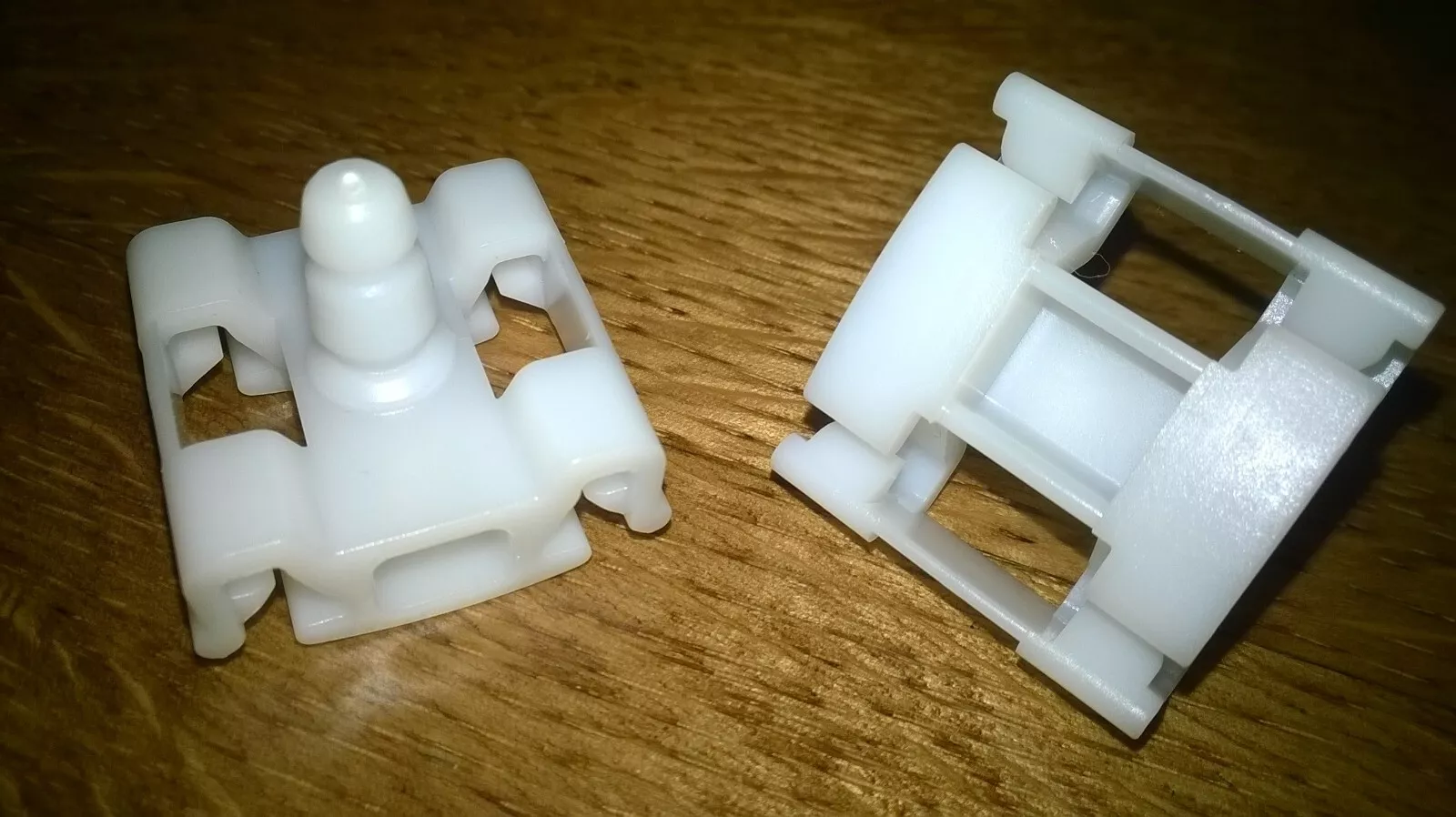Mercedes W203 Front fender moulding clip (2pcs) - $42.28