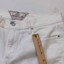 Levis Jeans Women's Cotton White Denim Mid-Rise Cropped Jeans Size 8 (32×19) image 3