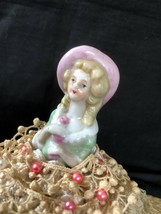 Ancien Porcelaine Half-Doll Broche Coussin Boudoir Poupée, Habillé - $124.99