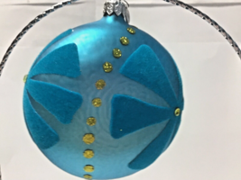 Department 56 blue disc flocked Christmas glass ornament 4 1/2” x 4 1/2 ... - $211.85 MXN