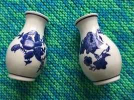 Two vintage small Chinese porcelain vases blue and white floral 4&quot; - £38.29 GBP