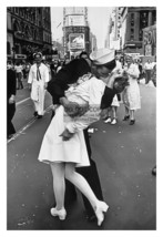 WW2 Victory Day Kiss In Times Square New York 1945 4X6 Photo - £6.38 GBP