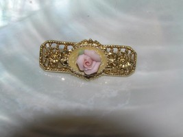 Vintage Small Goldtone Openwork Bar with Pink Porcelain Rose Center Pin Brooch – - £9.58 GBP