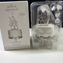 Hallmark Keepsake Christmas Ornament “We Still Do” Wedding Cake With Hea... - $181.74 MXN
