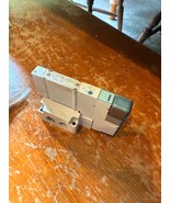 NEW SMC Double Solenoid Valve w/ 5 Port Sub Plate SY30M-27-1-W0-01N  SY3... - $1,408.93 MXN