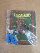 Boyds Bears Ghourdy Peek A Boot 26095 Bearwear Bear Wearable Pin  Box 4A* - £9.56 GBP