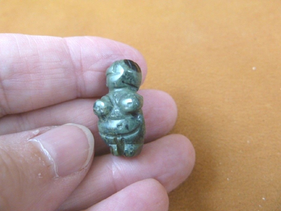 Y-VEN-507) 1&quot; Green black little Venus Woman goddess GEMSTONE carving love - $8.99