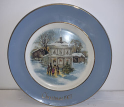 Avon 1977 Christmas Plate "Carollers in the snow" Fifth Edition Wedgwood - $8.90