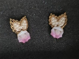 Avon 1991 Pink Porcelain Rose Blossom 1&quot; Goldtone Clip on Earrings in Box/14 - $24.99