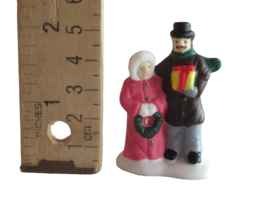 Christmas Village Figurine Man Woman Holding Wreath Gift Present~ 2&quot; Cer... - $175.65 MXN