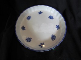 Vintage Pottery Pie Quiche Dish Fluted Edge 8.5” Blue Flowers &amp; Leaves Pattern - £37.52 GBP