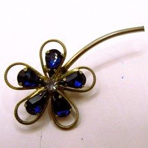 Vintage Blue Flower Brooch with Teardrop Rhinestones and Long Stem - €10,26 EUR