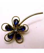 Vintage Blue Flower Brooch with Teardrop Rhinestones and Long Stem - €10,20 EUR Vintage Blue Flower Brooch with Teardrop Rhinestones and Long Stem - €10,20 EUR