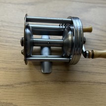 VINTAGE PFLUEGER TRUMP NO. 1943 CASTING REEL - $269.77 MXN